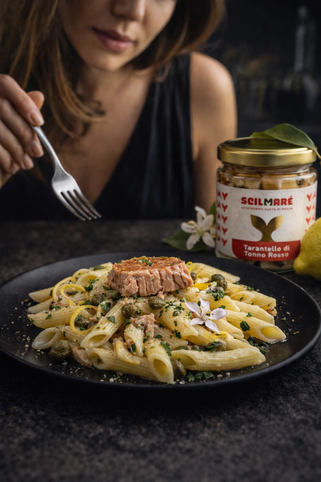 Penne rigate con filetti di tonno rosso, limone e capperi di Pantelleria